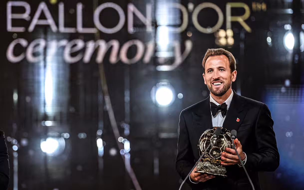 Harry Kane vince il Pallone d’Oro 2026, Mbappé secondo e Yamal terzo: tutti i premi della serata