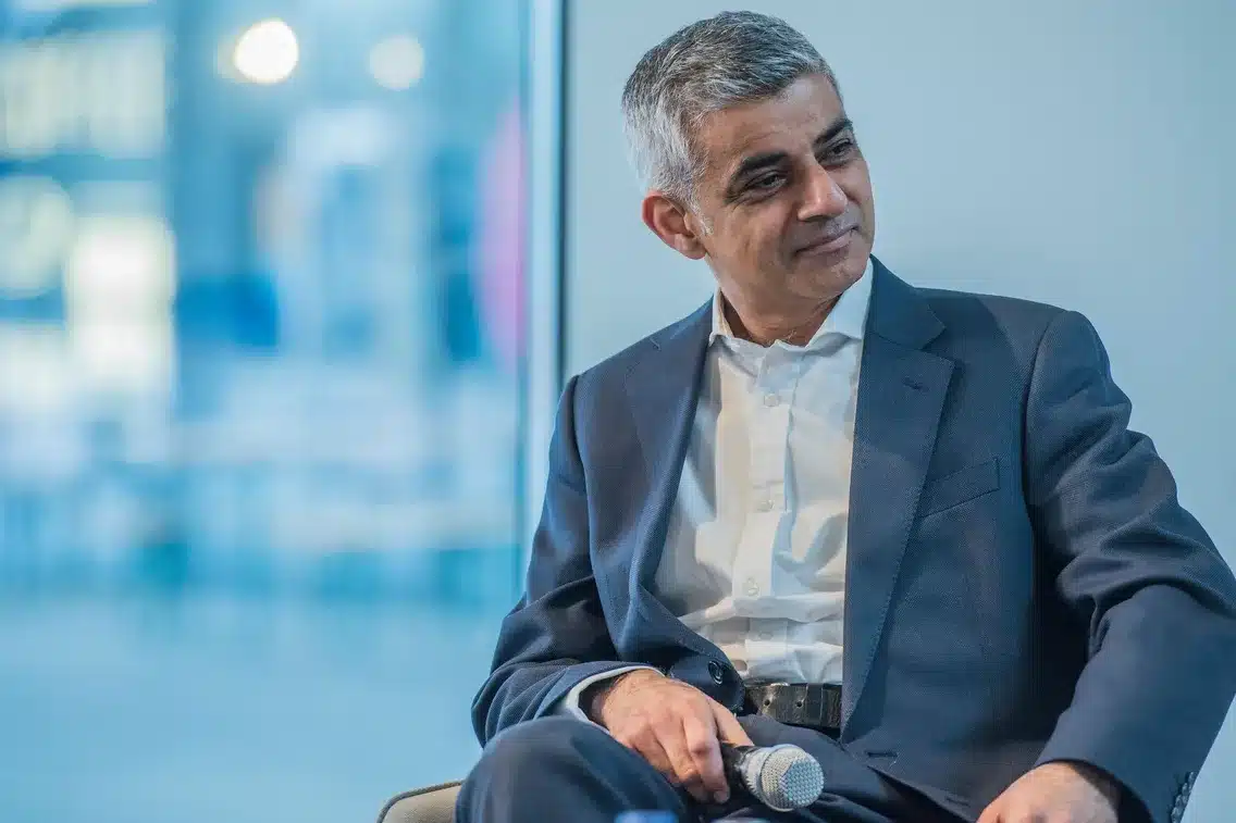 Sadiq Khan boccia la Brexit: “È stata un errore, il Regno Unito deve tornare più vicino all’Europa”