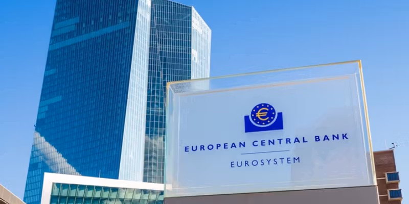 BCE: "L'inflazione supererà il 2% fino a metà 2027"