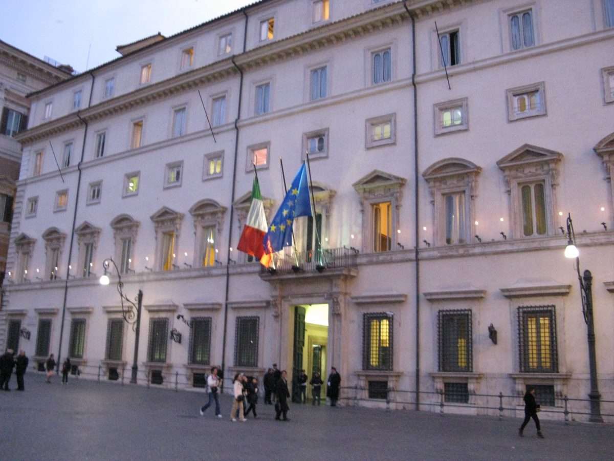 Il Governo vara i decreti attuativi sull’Intelligenza artificiale: «L’uomo resta al centro»