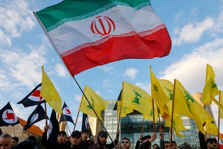 La crisi Iran Usa Israele si allarga con l'ingresso di Hezbollah nel conflitto.
