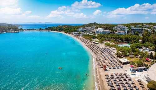 Anziano perde la vita ad Atene dopo una lite per un lettino in spiaggia