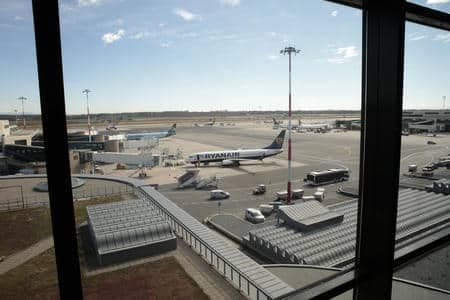 Voli più cari e meno frequenti: come la crisi in Medio Oriente cambia i viaggi aerei