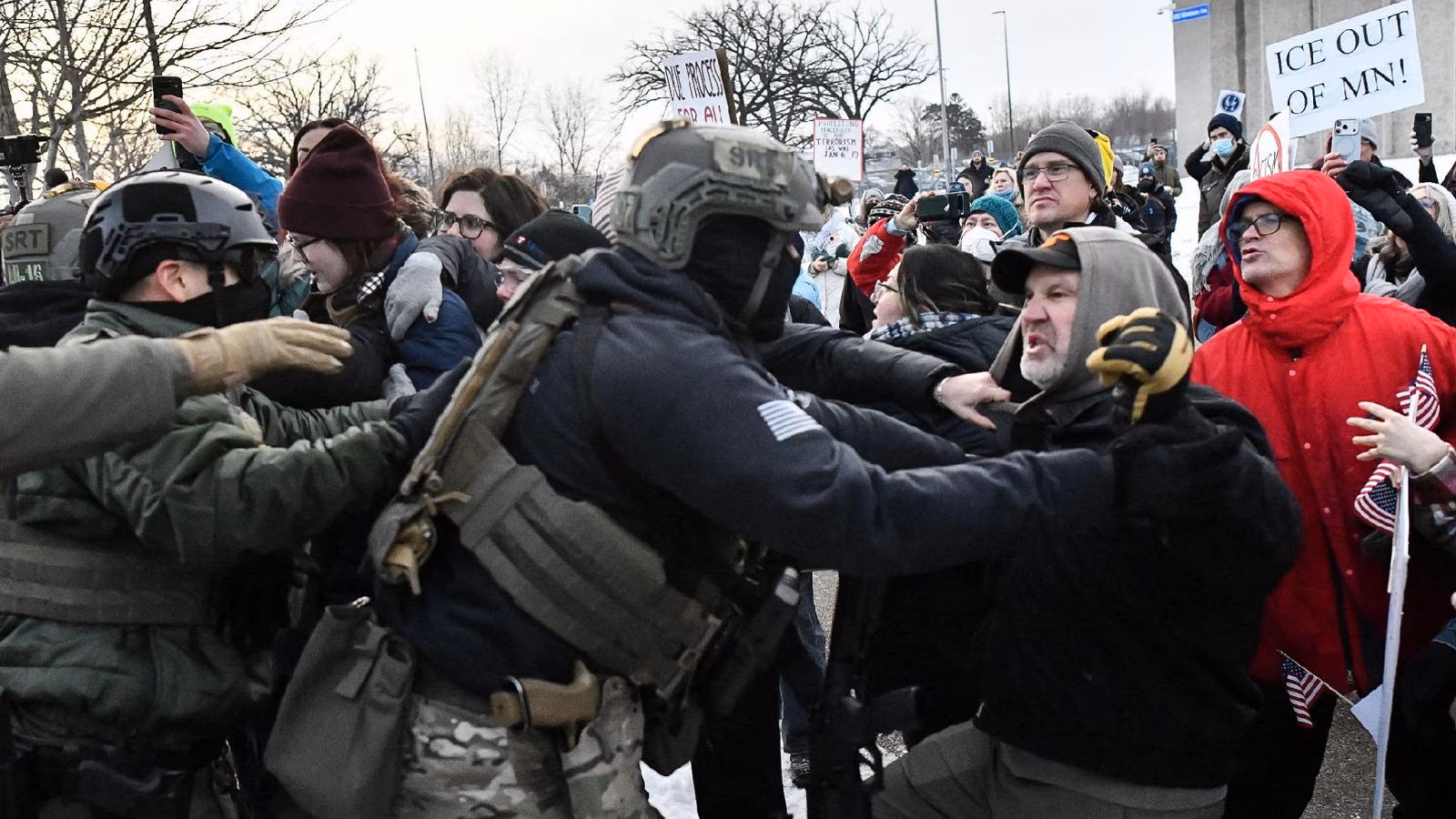 Minneapolis, proteste dopo la morte di Renee Good: tensione contro l’amministrazione Trump