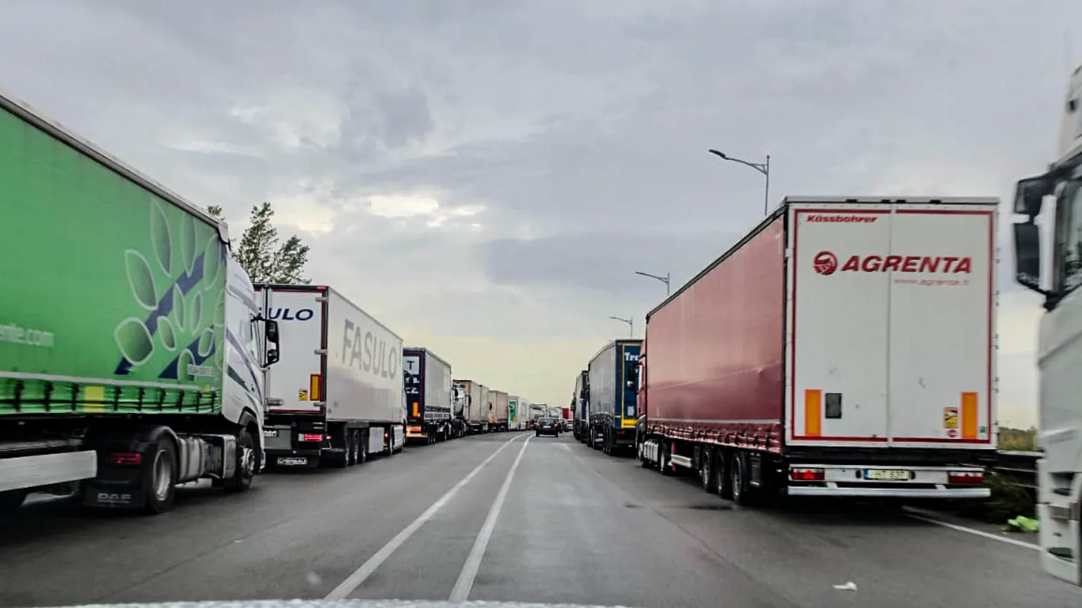 Crotone, si conclude il blocco dei Tir sulla Statale 106: autotrasportatori pronti a riprendere le proteste