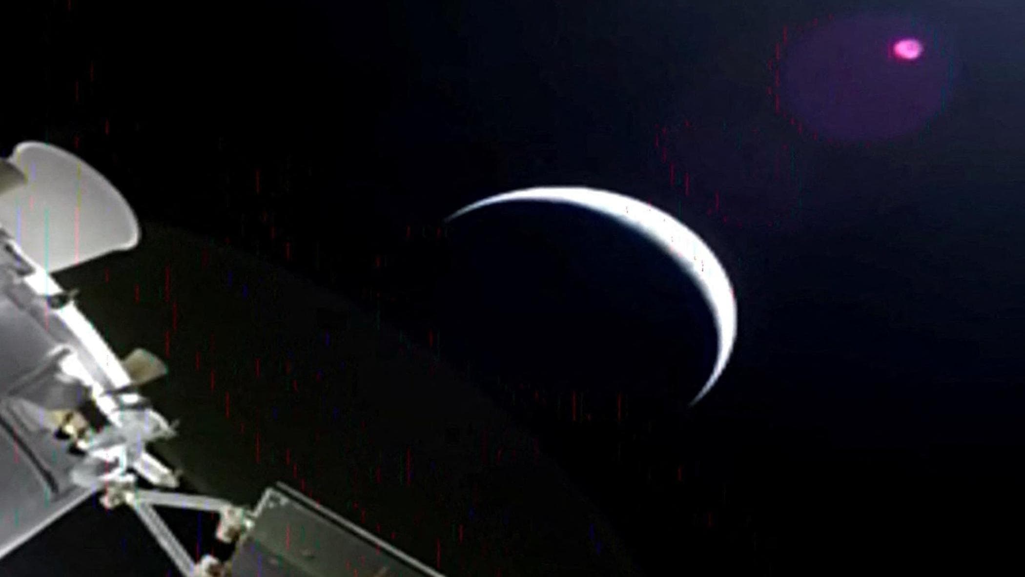 Artemis II, sorvolato il lato nascosto della Luna
