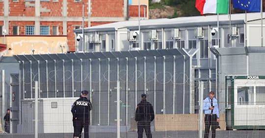 Il Parlamento Europeo premia l'inchiesta sui centri in Albania