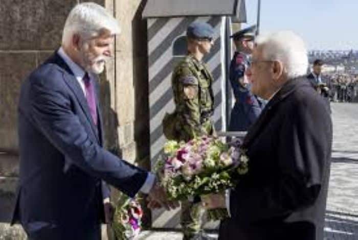 Mattarella, "Nato essenziale per garantire l'equilibrio del sistema mondiale